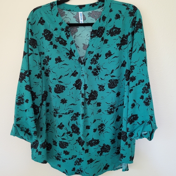 2 Pretty Career Blouses Size L in Green and Cream - Picture 6 of 10